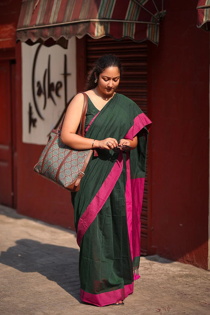 Emerald & Pink Handwoven Pure Mulmul Cotton Saree - Image 4