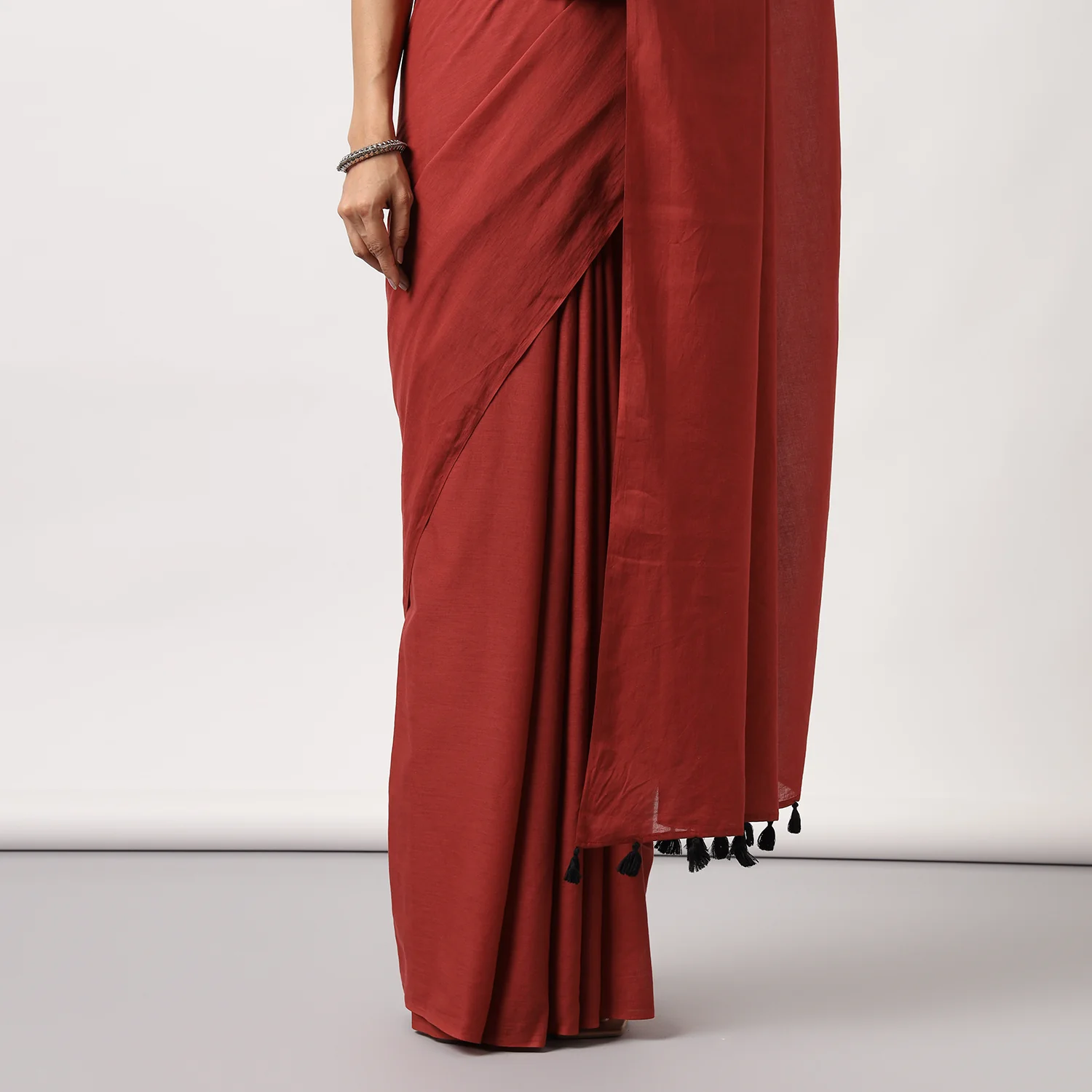 Midnight Rose - Dark Red Mulmul Cotton Saree with Tassels - Image 7