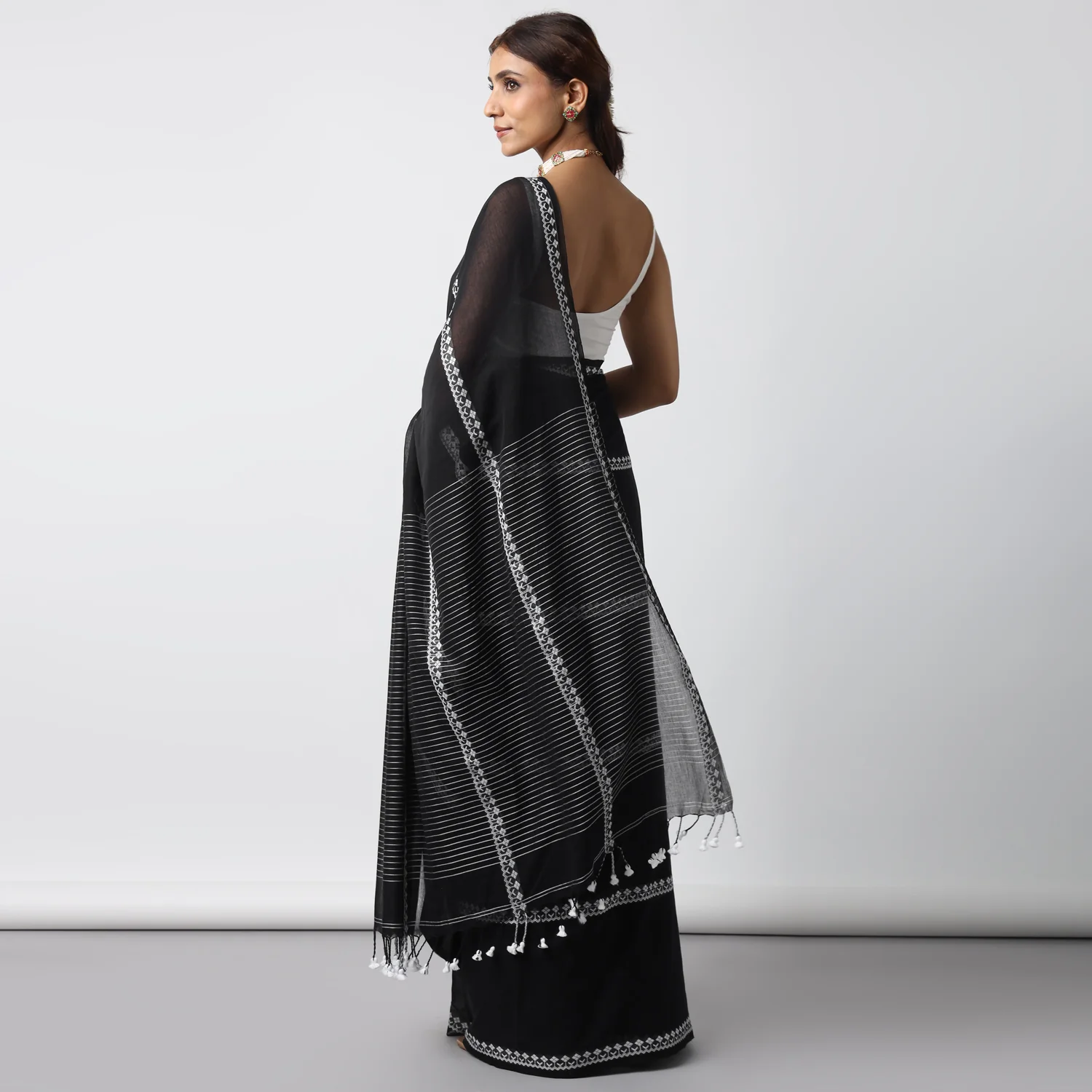 Moonlight Handwoven Mulmul Cotton Saree - Image 4