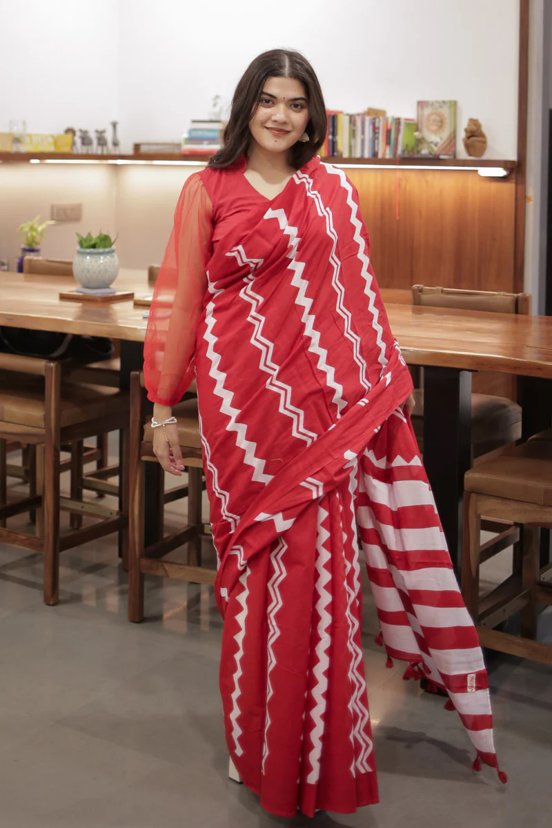 Pakeezah Red Printed Mulmul Cotton Saree - Image 3