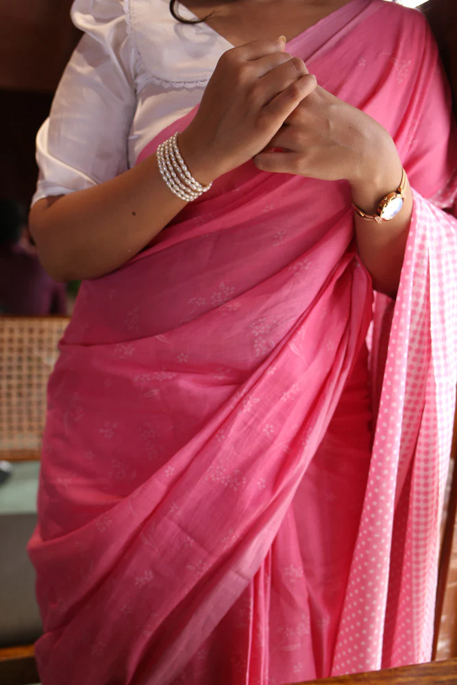 Rose-tinted memories Printed Mulmul Cotton Saree - Image 3