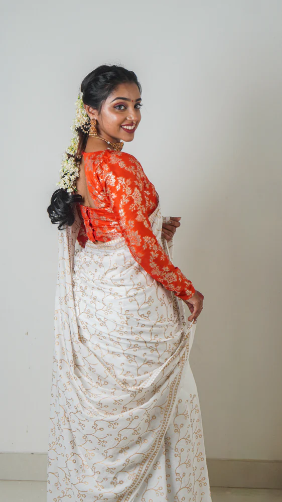 Vaidehi White Gold Mulmul Cotton Hand Block Print Saree - Image 3