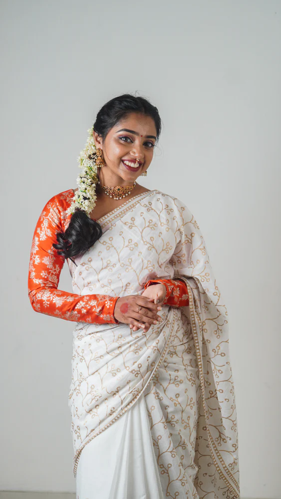 Vaidehi White Gold Mulmul Cotton Hand Block Print Saree - Image 4