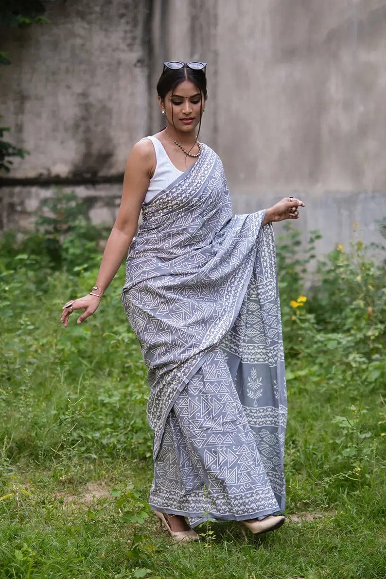 Walking in Cochin - Grey Block Print Mulmul Cotton Bagru Saree - Image 3